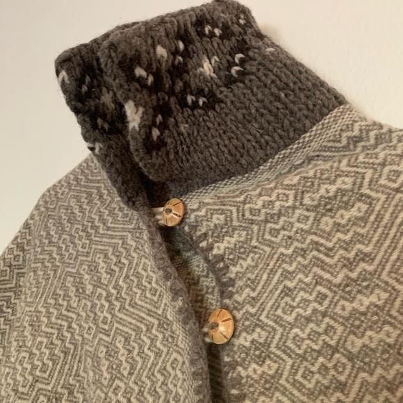 New! Peruvian Wool Poncho with wood beads Renaissance Cape - Picture 2 of 2